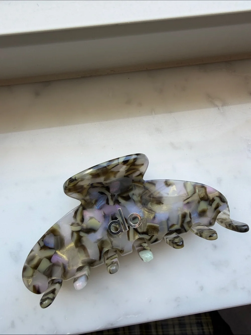 ALO 90’s Claw Clip - SET OF 2 - Brown Tortoise & Rum Cake - Picture 6 of 7